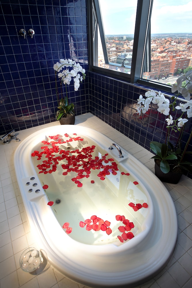 Romantic Room (Cava bottle + chocolates) thumbnail 6