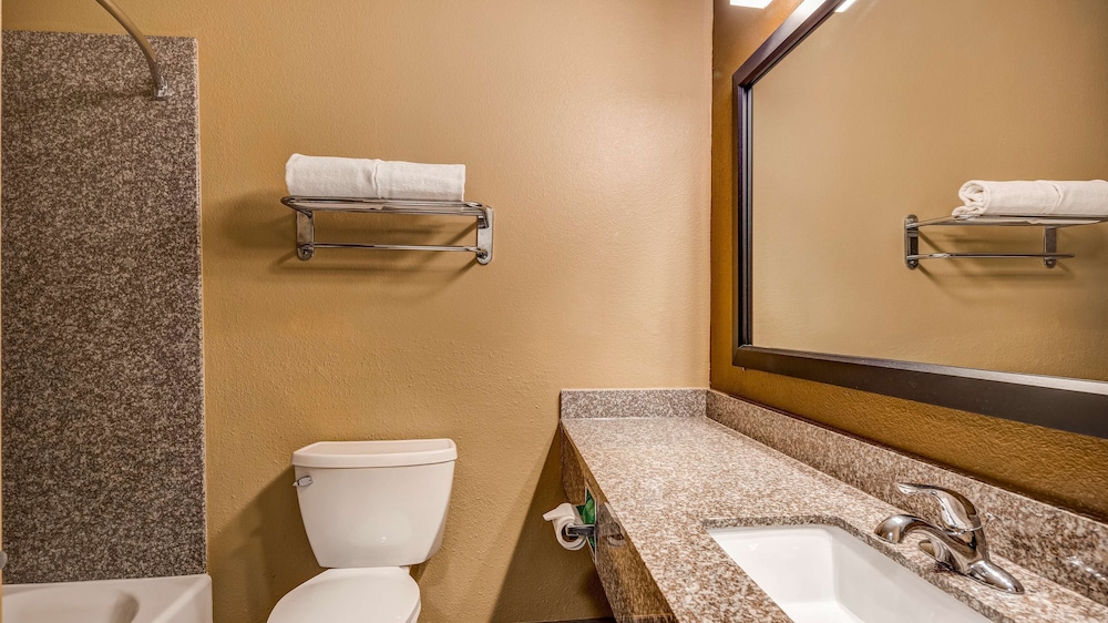Suite, 2 Queen Beds, Non Smoking, Refrigerator & Microwave - Photo 4