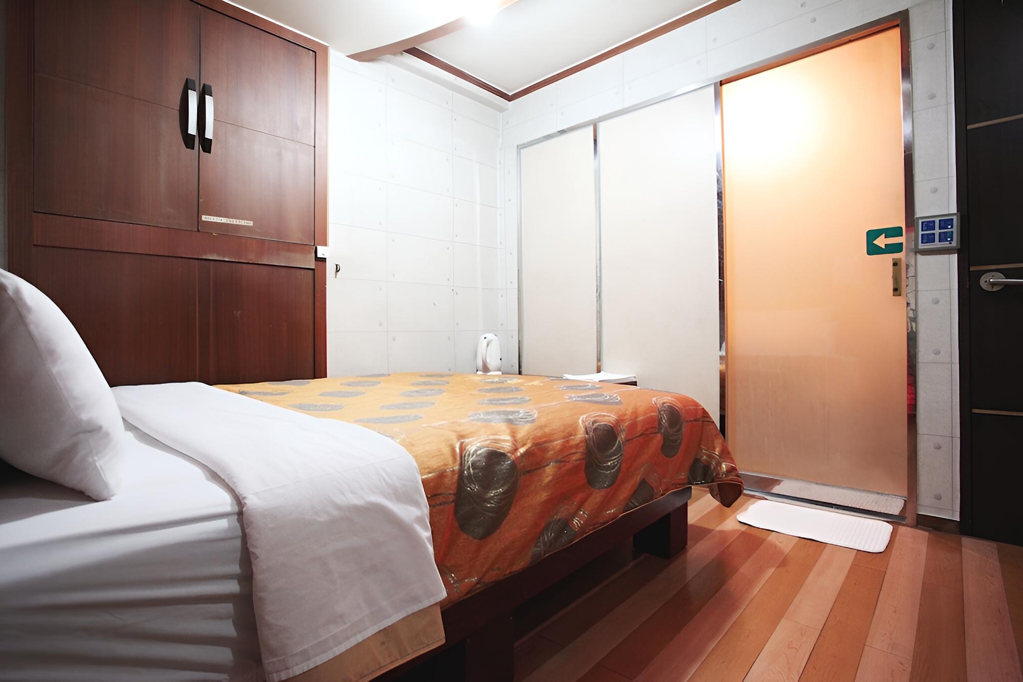 Room (Massage bed) - Photo 2