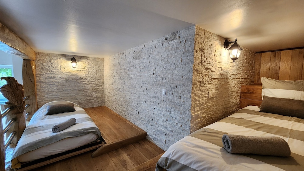 Unique Rustic Apartment - Photo 23