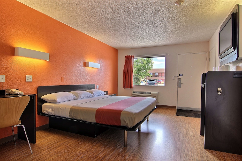 Standard Room, 1 King Bed, Non Smoking photo 2