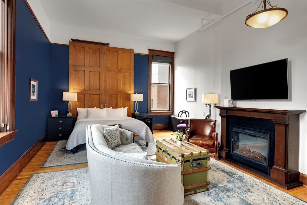 Suite, 1 King Bed (King Suite) - Photo 2