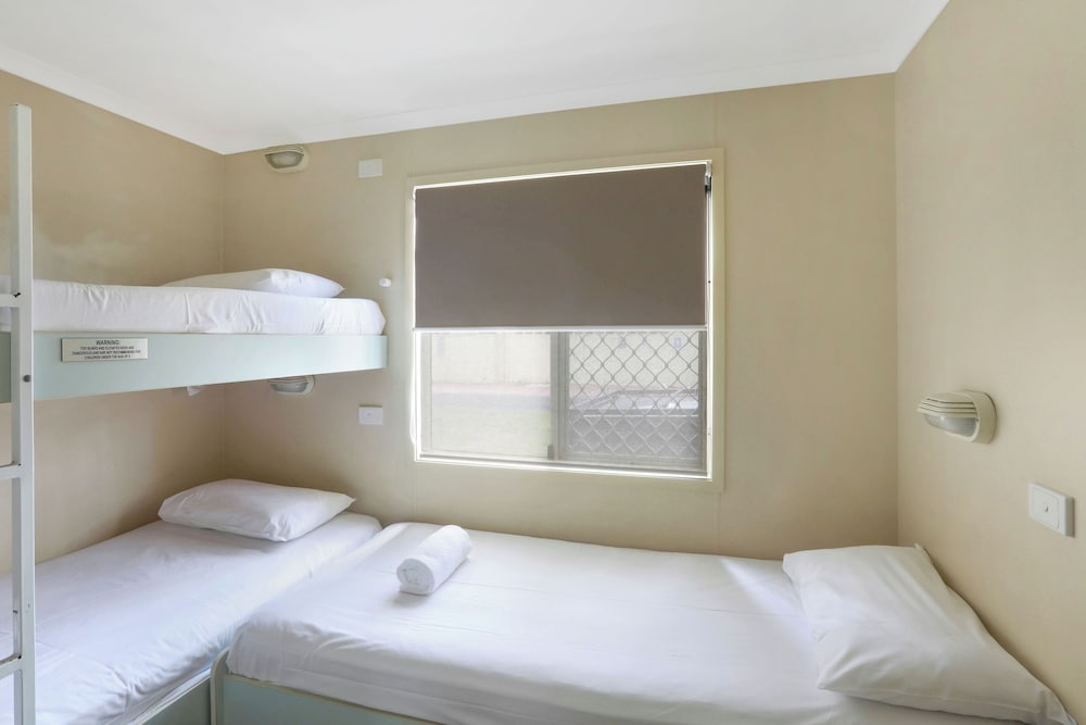 Deluxe Cabin - Sleeps 5 - Dog Friendly photo 2