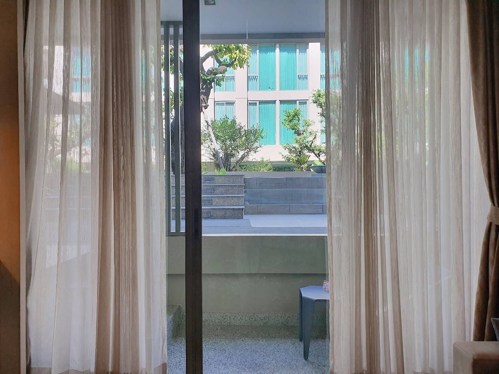 Deluxe Room, 1 King Bed, Pool Access - Photo 7