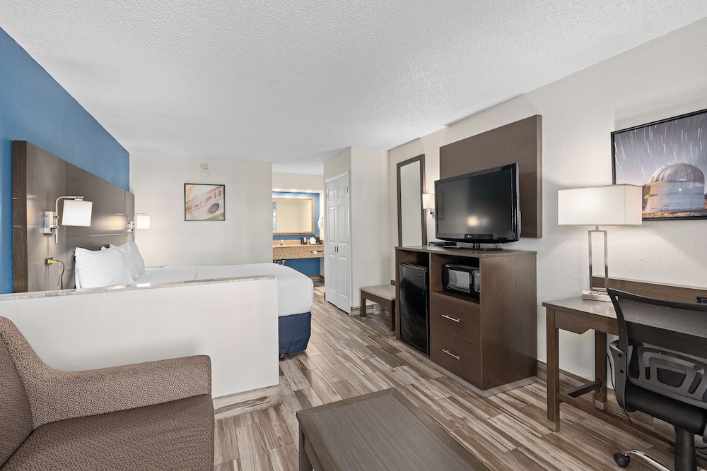 Suite, 1 King Bed with Sofa bed, Non Smoking photo 3
