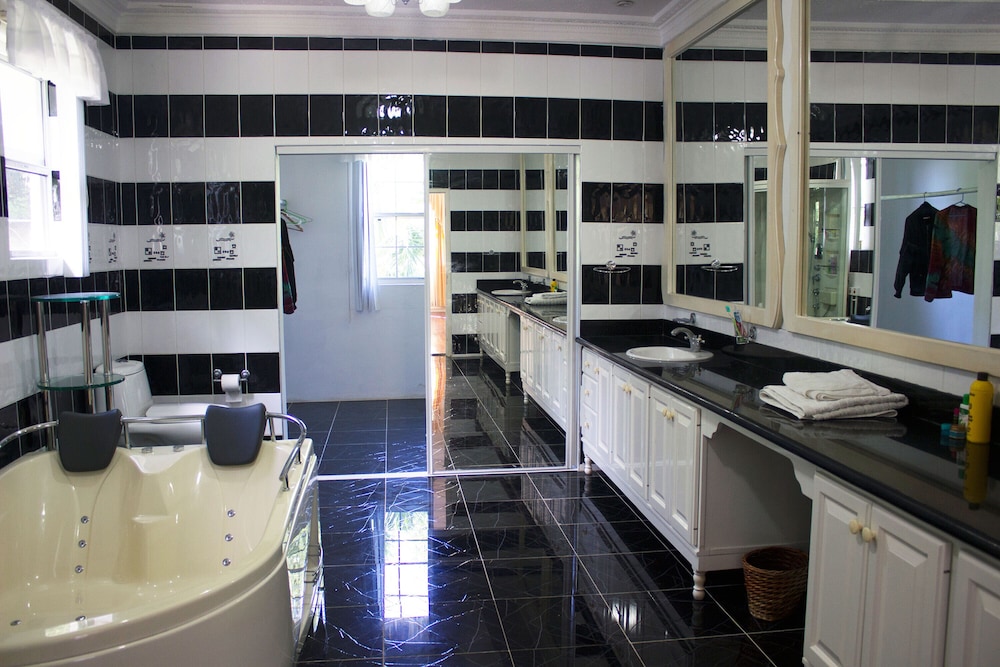 Luxury Double Room, 1 King Bed, Jetted Tub, Ocean View photo 2