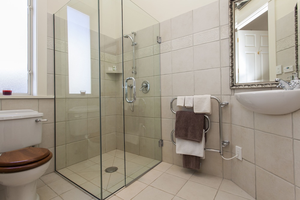 Standard Room, Ensuite photo 2
