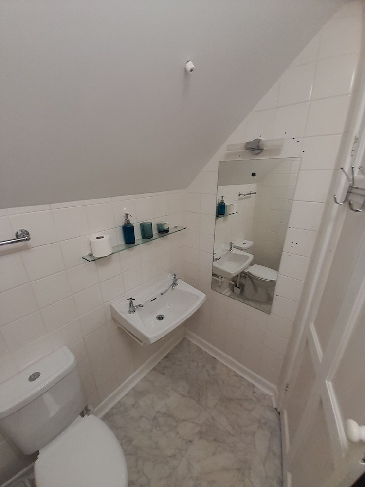 Classic Twin Room, Ensuite photo 2