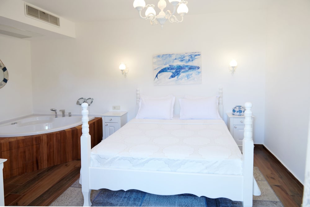 Deluxe Room, Jetted Tub
