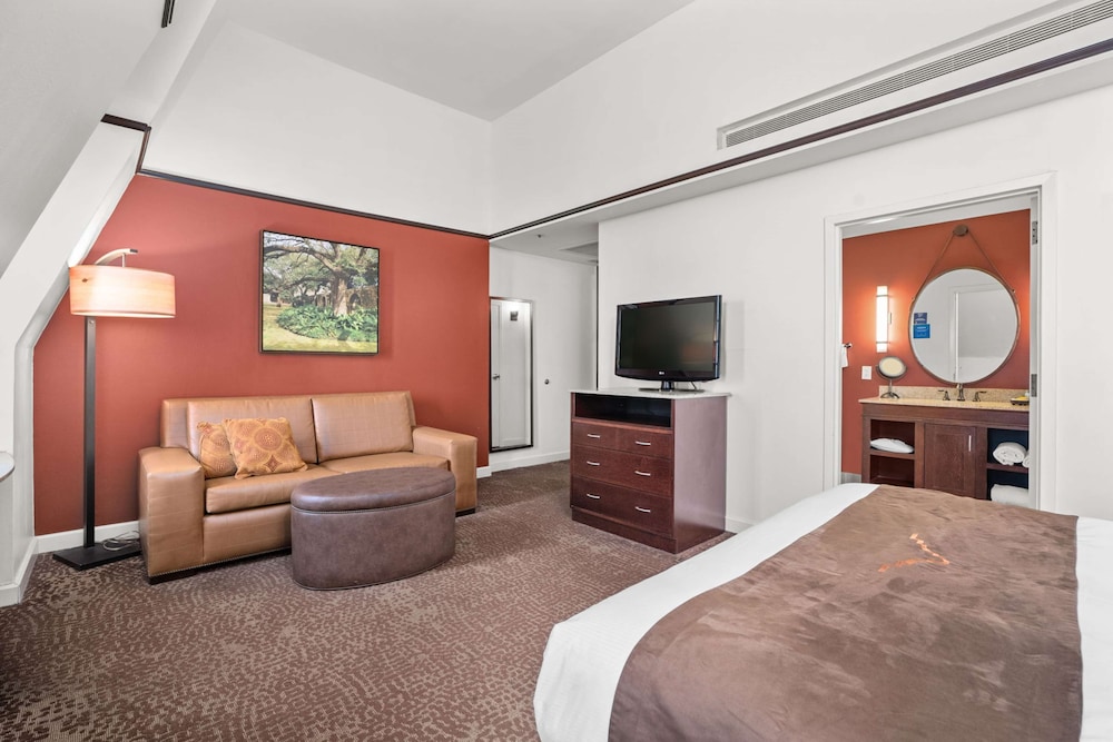 Deluxe Room, 1 King Bed with Sofa bed - Photo 1