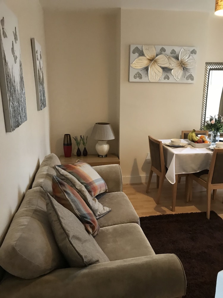 House, 5 Bedrooms photo 1