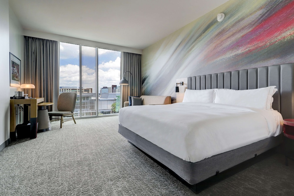 Room, 1 King Bed, Accessible, Bathtub (University View) - Photo 1