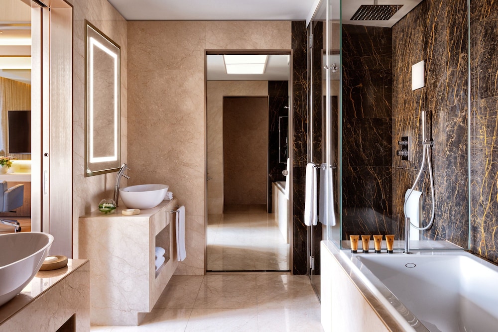 Suite, 1 King Bed thumbnail 6