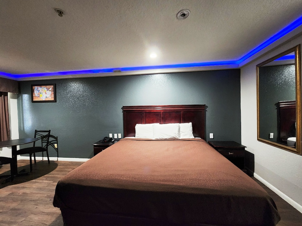 Deluxe Room, 1 King Bed, Smoking, Refrigerator & Microwave - Photo 3