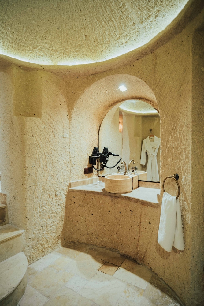 King Cave Suite with Stone Bathtub - Photo 2