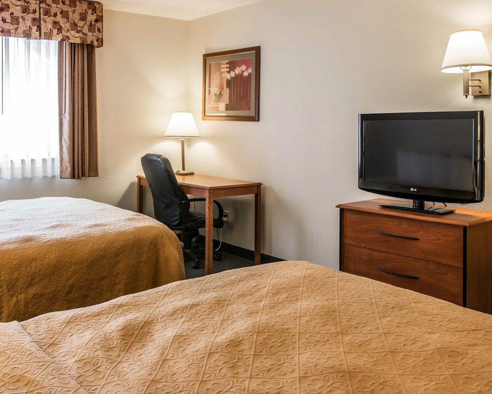 Standard Room, 2 Queen Beds, Non Smoking (First Floor) - Photo 4
