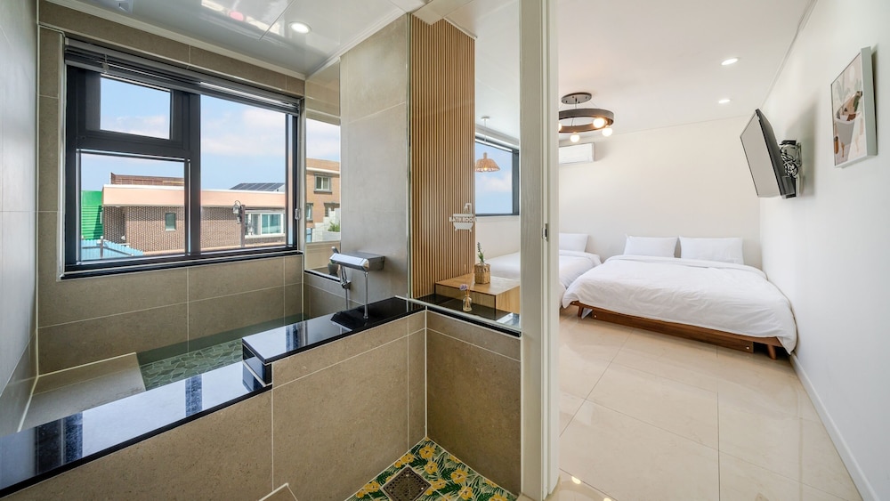 Basic Room, 1 Bedroom (Room 202 (Half Ocean View/PrivateBBQ))