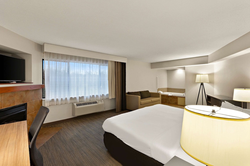 Studio Suite, 1 King Bed, Non Smoking - Photo 1
