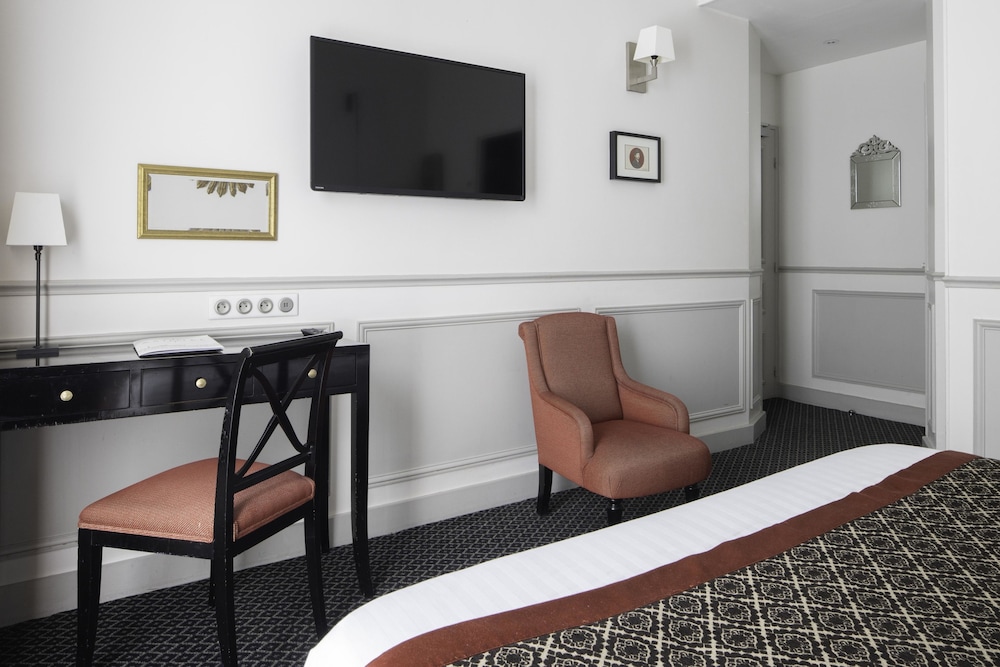 Standard Double room - Complimentary soft minibar, courtesy tray, Chromecast - Snacks, digital press photo 2