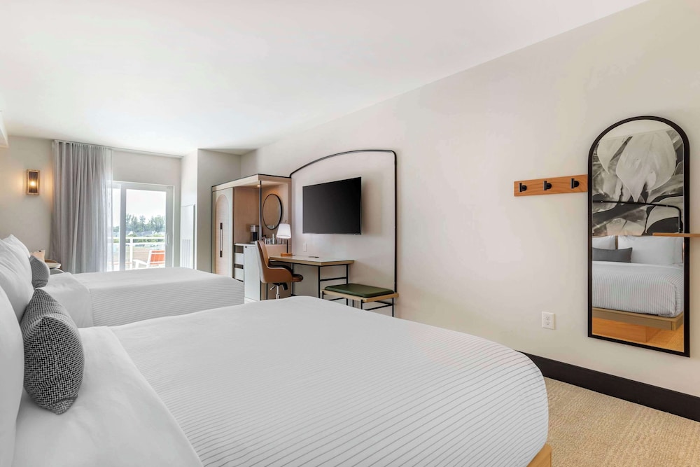 Standard Room, Multiple Beds, Non Smoking, Balcony (Pool View) photo 2