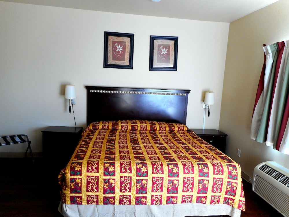 Standard Room, 1 King Bed, Non Smoking photo 3