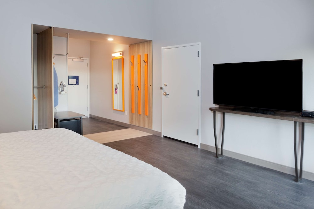 Room, 1 King Bed, Accessible (Hearing, Roll-in Shower) photo 3