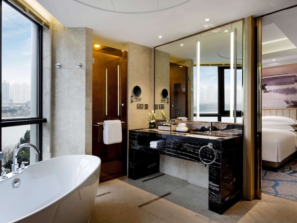 Deluxe Suite, 1 King Bed, Club Lounge Access, River View photo 3