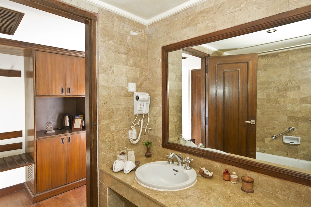 Deluxe Room Heritage Wing - Photo 12