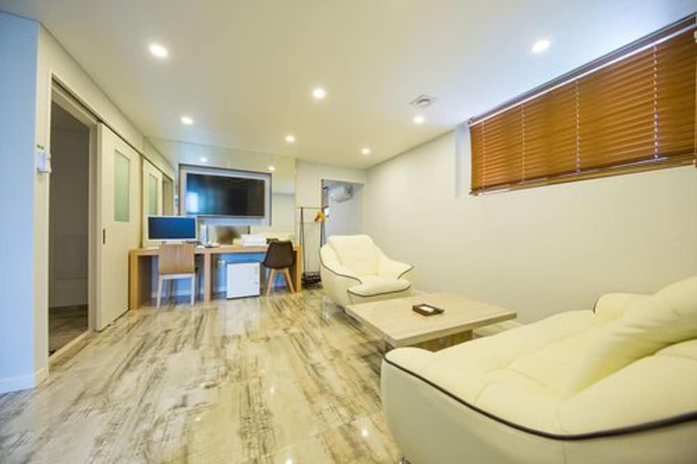Family Room photo 3