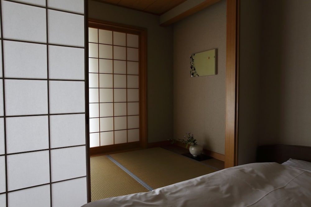 Japanese-Western Style Room (UME bldg.) - Photo 2