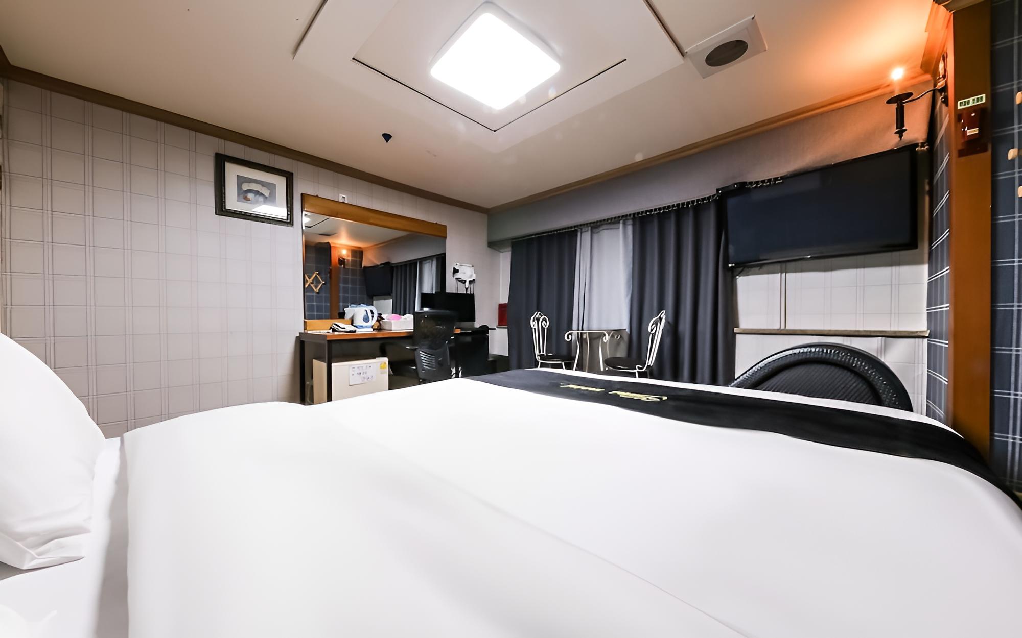 Room (1PC gaming room (5-star hotel bedding) photo 2