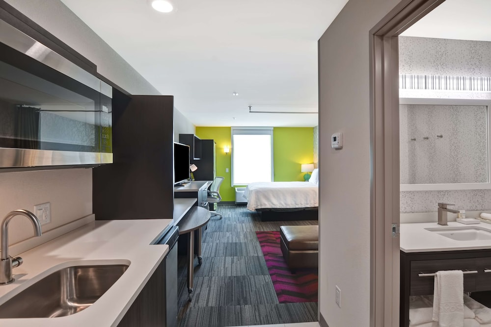 Studio, 1 Queen Bed, Accessible, Lake View (Bathtub) photo 2
