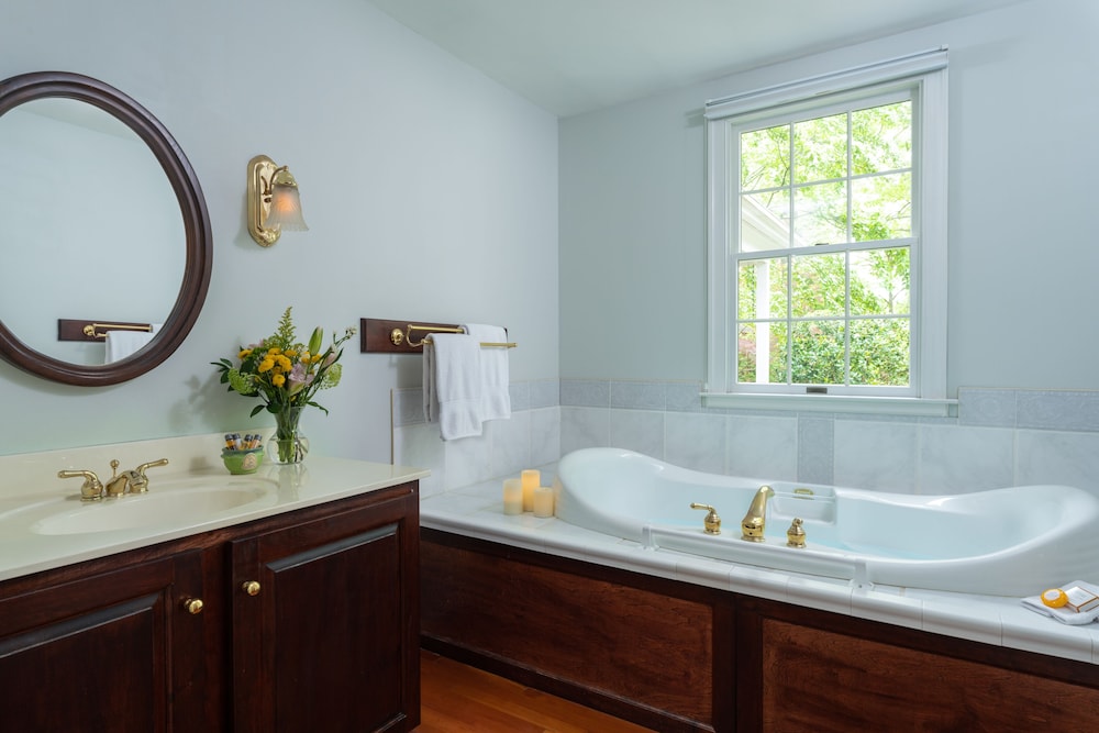 Deluxe Double Room, 1 King Bed, Jetted Tub, Garden View (Rose Room) photo 3