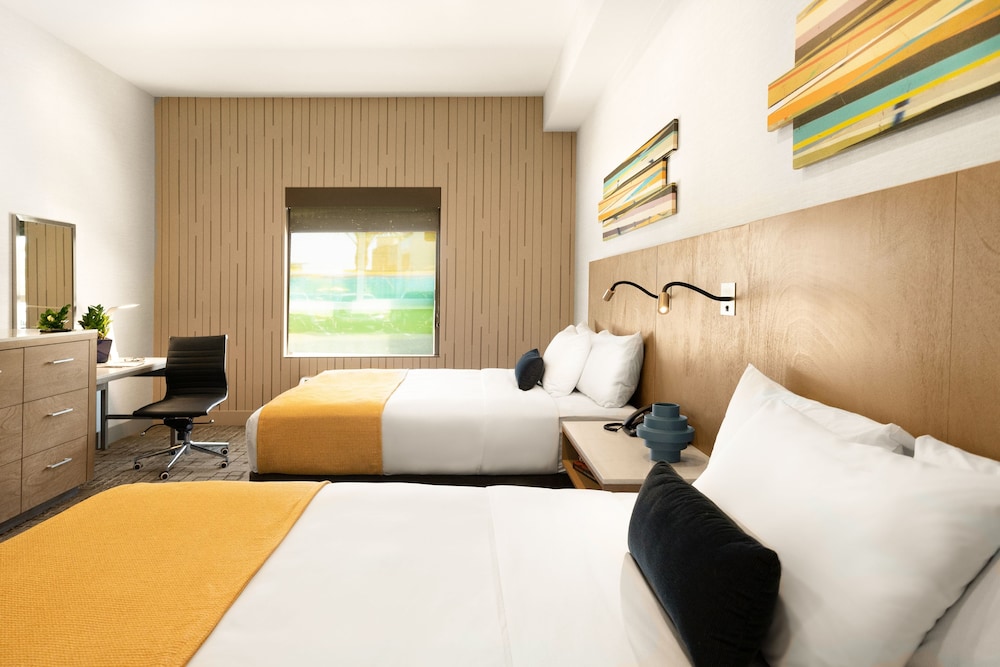 Deluxe Studio, 2 Queen Beds - Photo 2