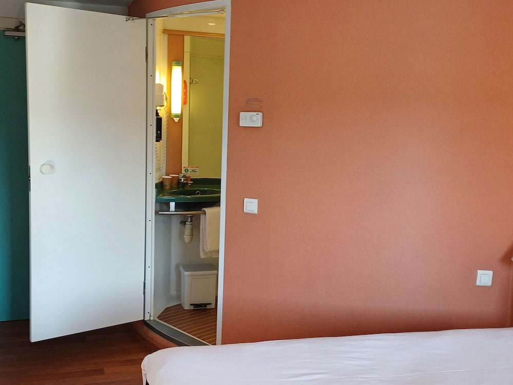 Standard Room, Multiple Beds - Photo 5