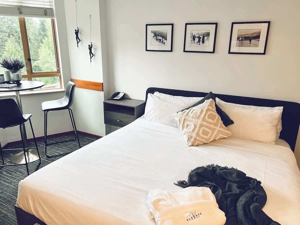 Studio Suite, 1 King Bed, Hot Tub, Mountain View (Cascade - 437)