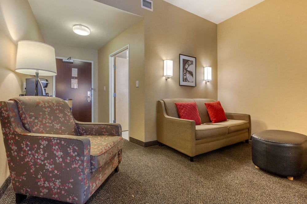 Suite, Multiple Beds, Non Smoking - Photo 2
