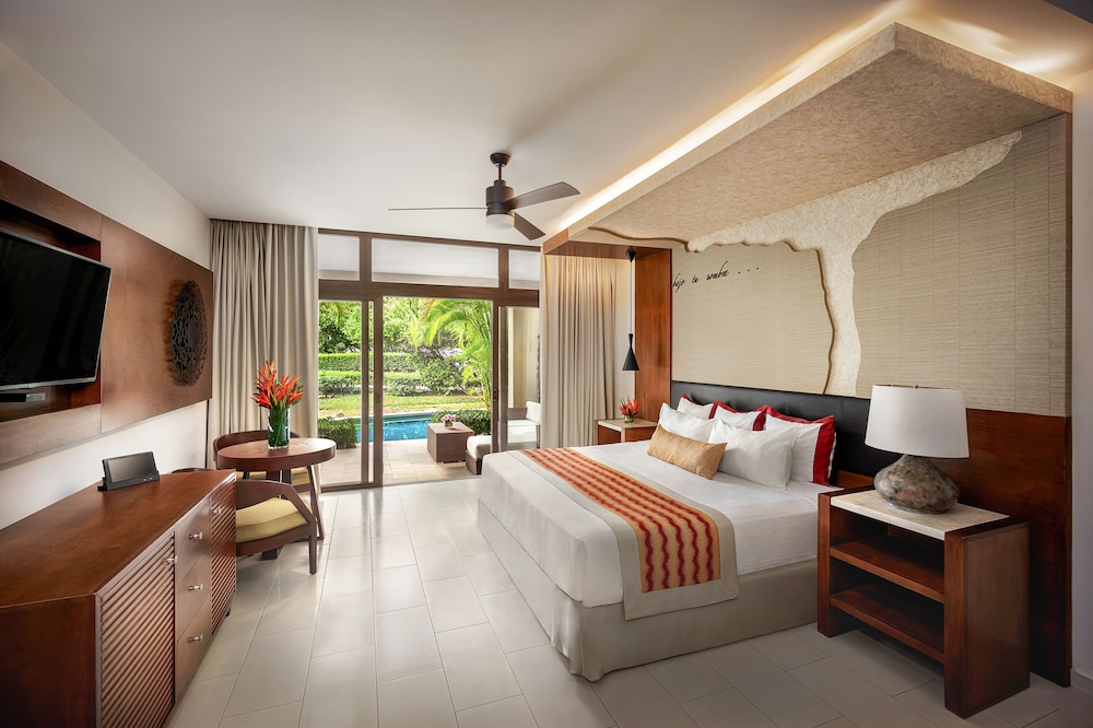 Suite Junior King Preferred Club con Acceso Directo a la Piscina y Vista Tropical