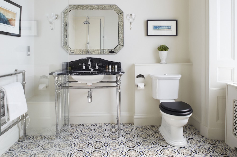 The Roseate Suite (located at 4 West Coates)