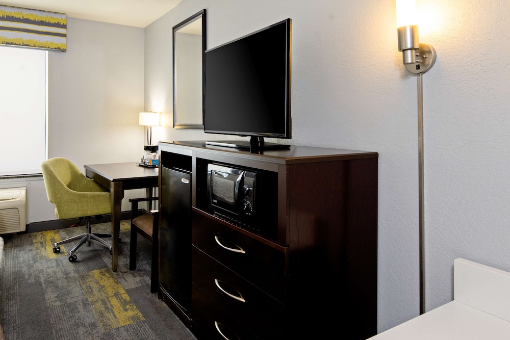 Room, 2 Queen Beds, Non Smoking - Photo 3