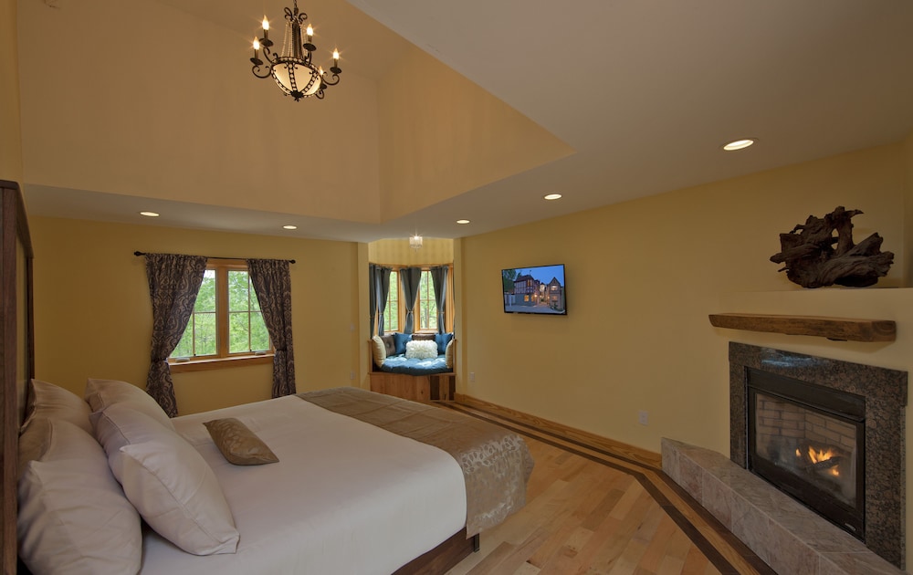 Deluxe Room, 1 King Bed, Non Smoking, Fireplace (Hummingbird Room) photo 1
