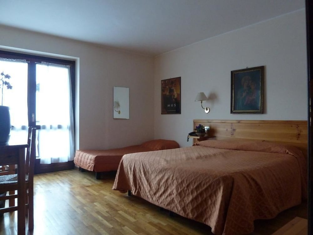 Basic Quadruple Room, Balcony, Mountain View photo 1