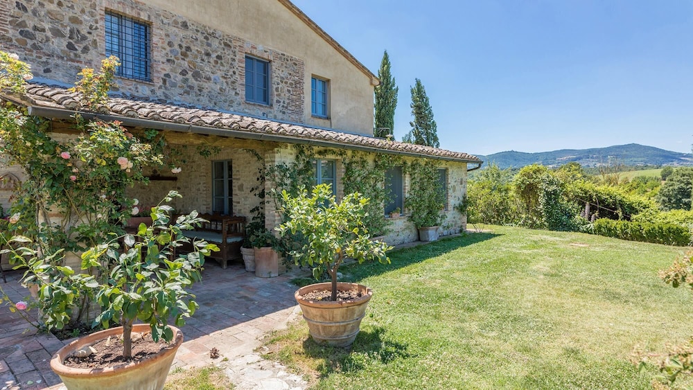 Villa photo 2