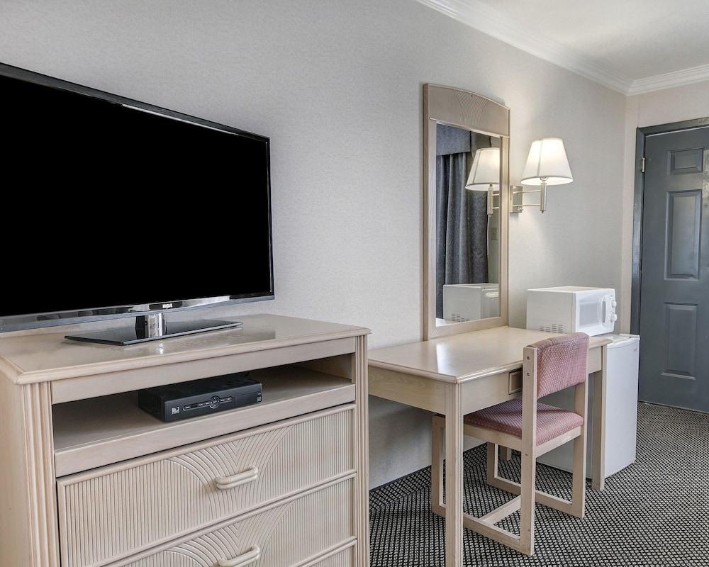Standard Room, 1 King Bed, Non Smoking - Photo 2