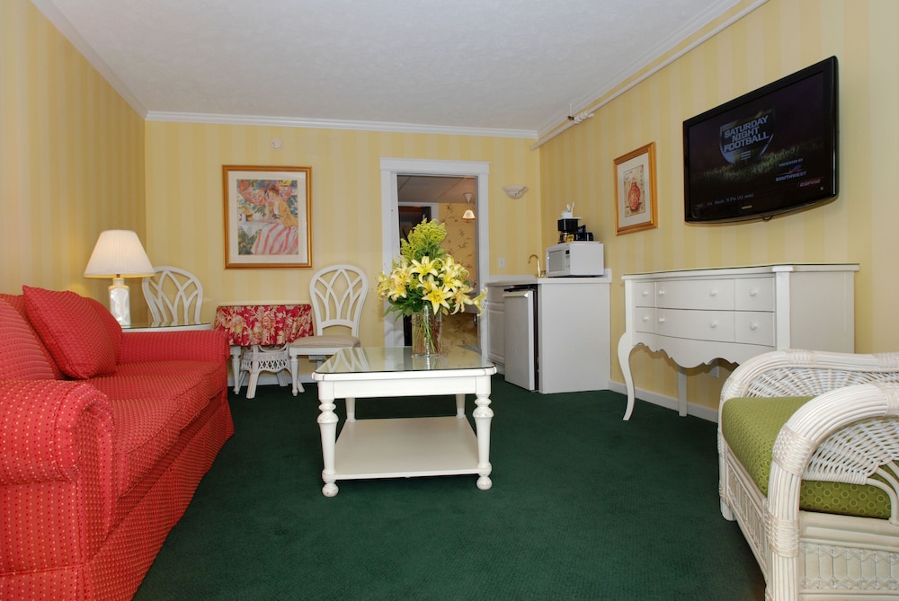 Comfort Single Room, 1 King Bed, Refrigerator & Microwave photo 2