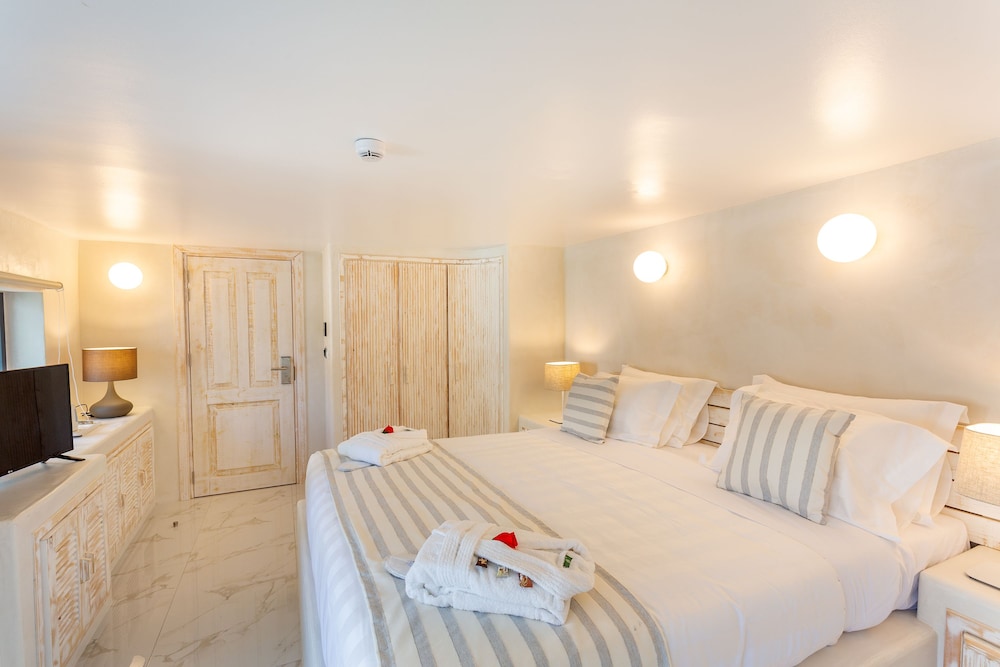 City Suite, 1 King Bed, Pool View photo 2
