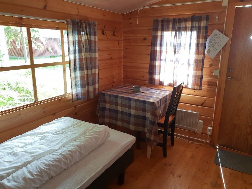 Basic Bungalow - Photo 1