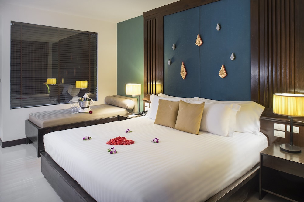 Deluxe Room, 1 King Bed, Pool Access - Photo 3