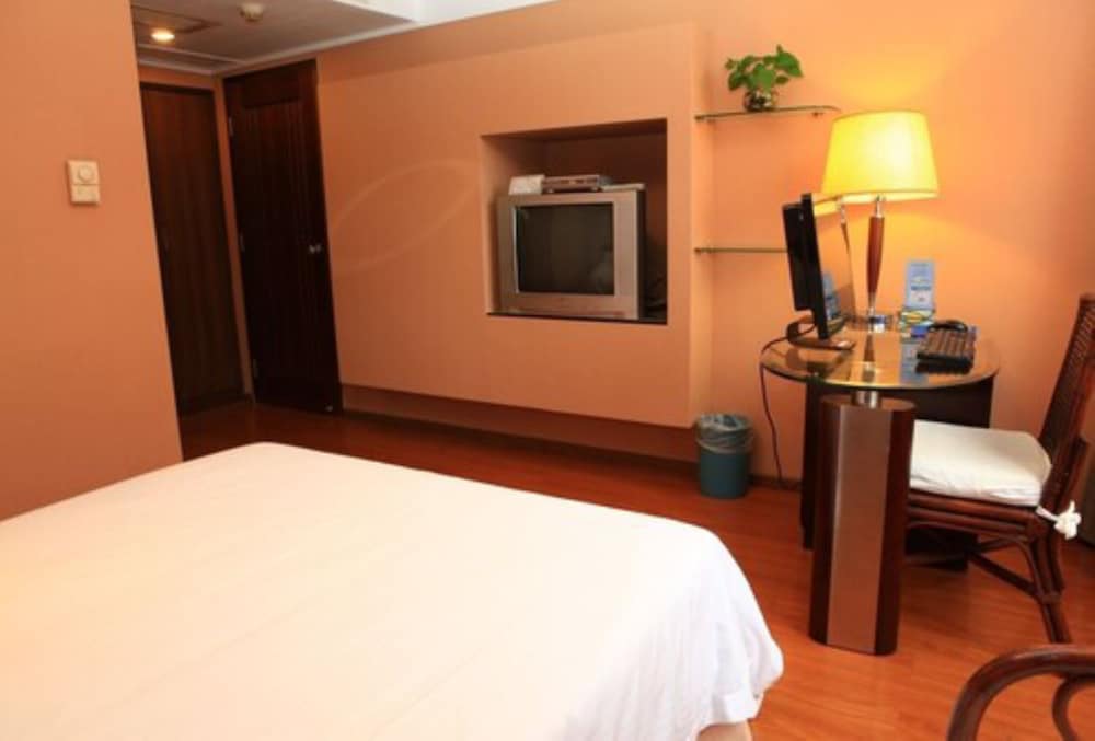 Deluxe Room, 1 Queen Bed photo 2