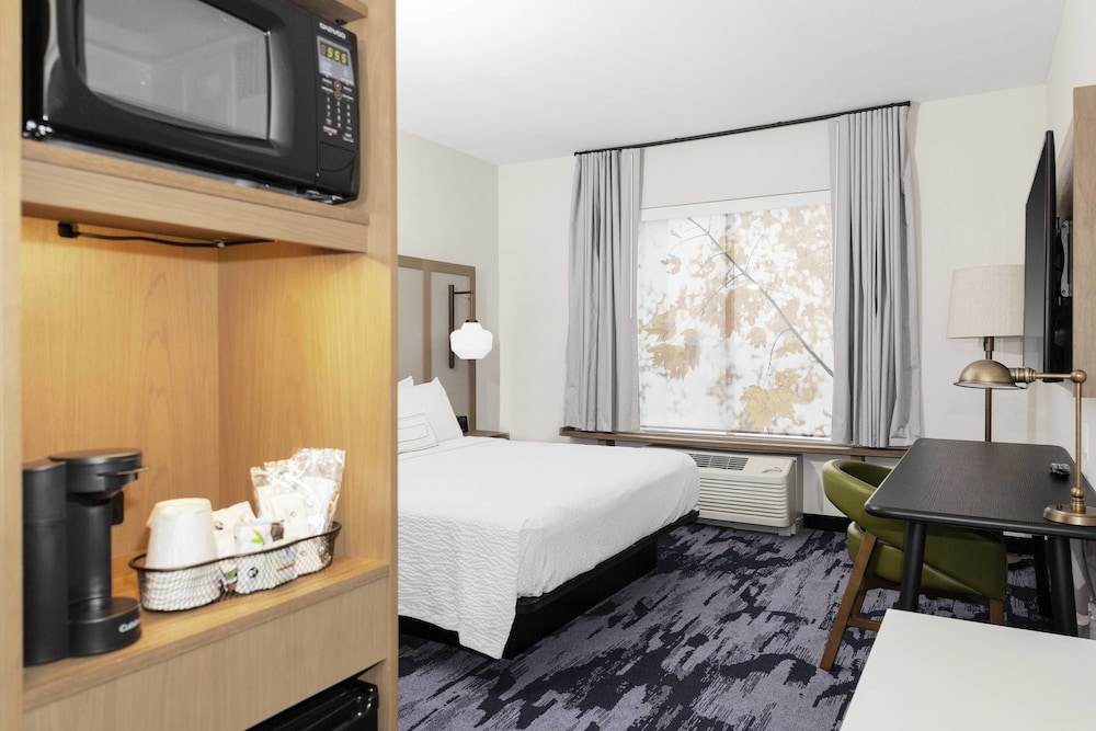 Suite, 1 King Bed with Sofa bed photo 1